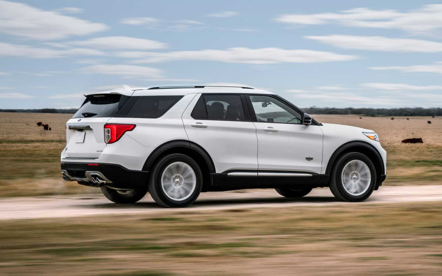 Comparison - Ford Explorer King Ranch 2021 - vs - Ford Explorer ST-Line